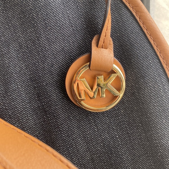 Michael Kors crossbody - Picture 2 of 10